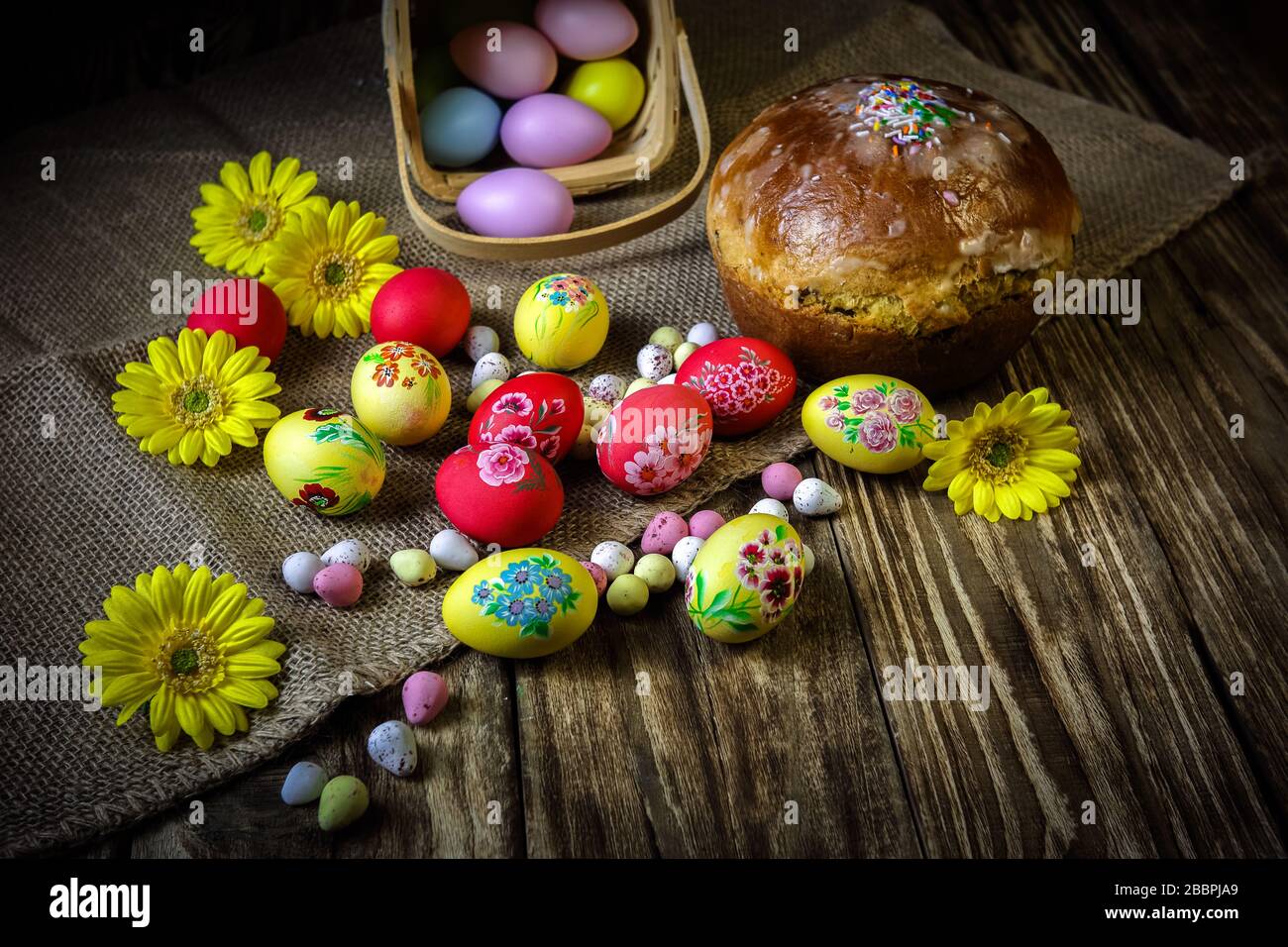 Osterkomposition mit traditionellem russischen Oster-Brot-Kulich. Hand malen Ostereier. Das Konzept der religiösen Feiertage, Familientraditionen. Sele Stockfoto