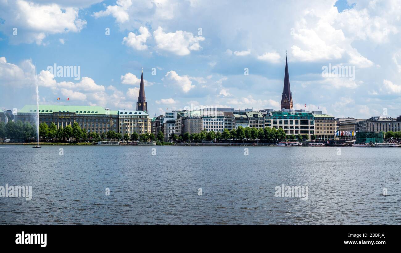 HAMBURG - 19. Juni 2019 Blick auf Bürogebäude und Einkaufszentrum an der Binnenalster Stockfoto