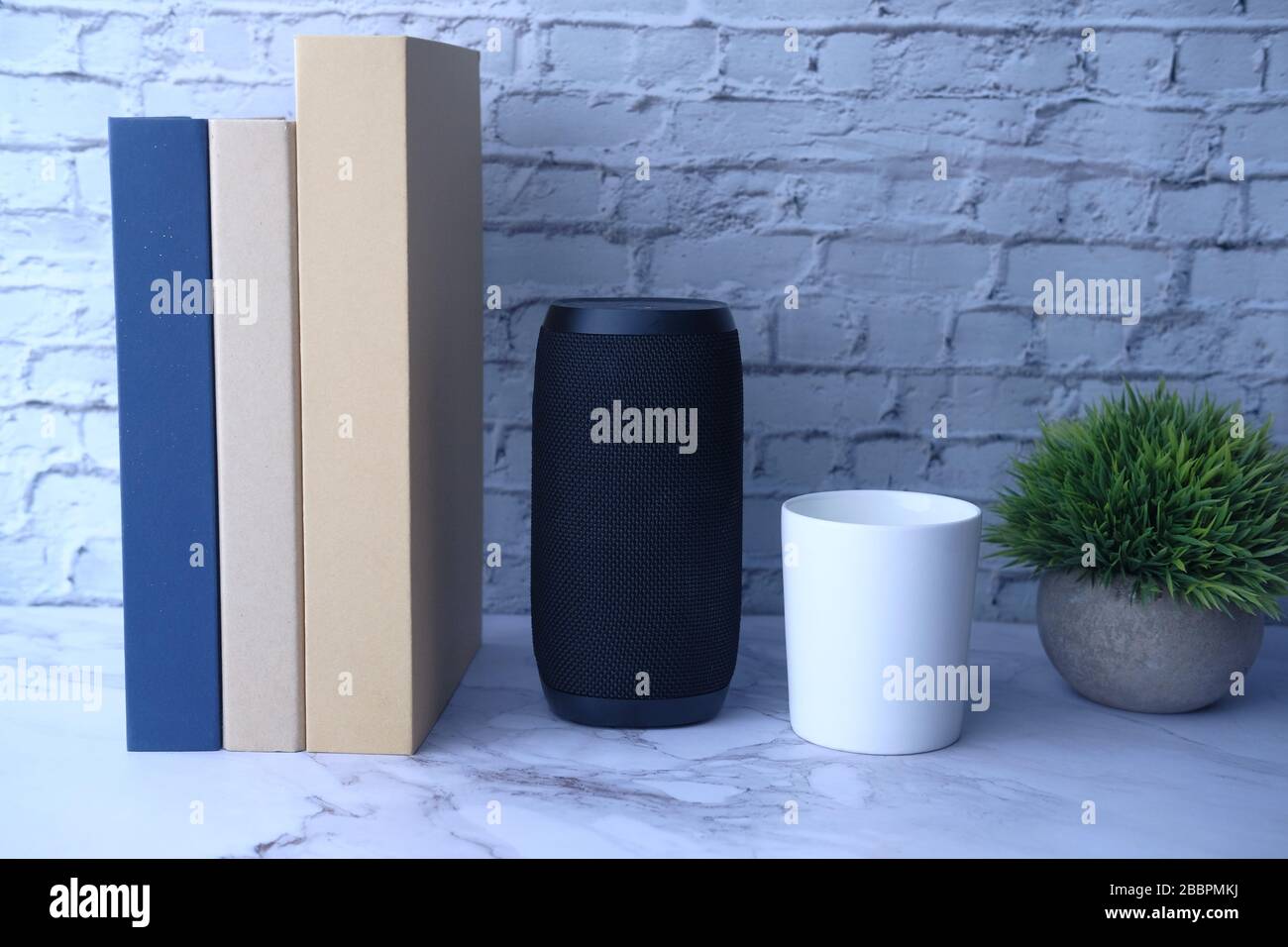 Sprachgesteuerter Smart Speaker auf dem Tisch. Stockfoto
