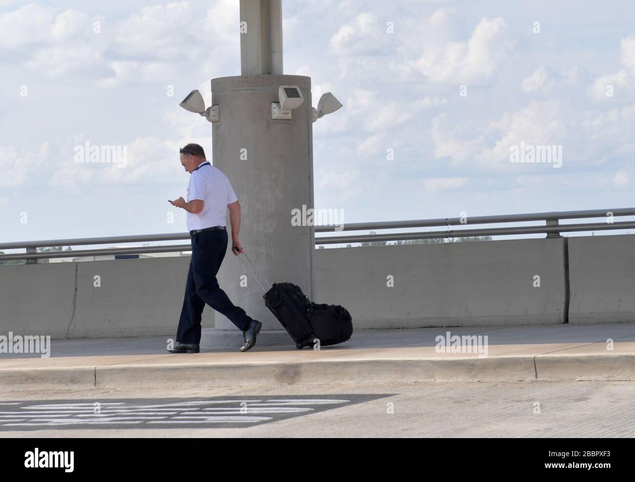 Florida, USA. April 2020. Der Tourismus ist tot, da Attraktionen und Flughäfen entweder leer sind oder in Florida geschlossen sind, da COVID-19 am 1. April 2020 in Fort Lauderdale, Florida People durch den Staat fegt: Fort Lauderdale Airport Credit: Storms Media Group/Alamy Live News Credit: Storms Media Group/Alamy Live News Stockfoto