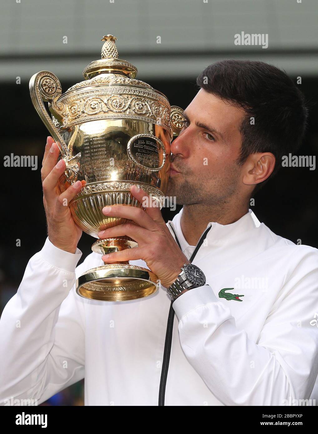 01. April 2020: AKTE: Die diesjährige Tennismeisterschaft von Wimbledon wurde von den Organisatoren wegen des anhaltenden Coronavirus-Ausbruchs abgesagt. Der Grand Slam am Rasenplatz sollte am 29. Juni beginnen, aber es wurde entschieden, die Veranstaltung zum ersten Mal seit dem ersten Weltkrieg zu verschrotten. 14. Juli 2019 - London, Großbritannien - Novak Djokovic (SRB) mit der Trophäe, nachdem er sein Spiel gegen Roger Federer (SUI) in ihrem Einzelfinalspiel von Gentleman gewonnen hatte. (Bild: © Andrew Patron/ZUMA Wire) Stockfoto