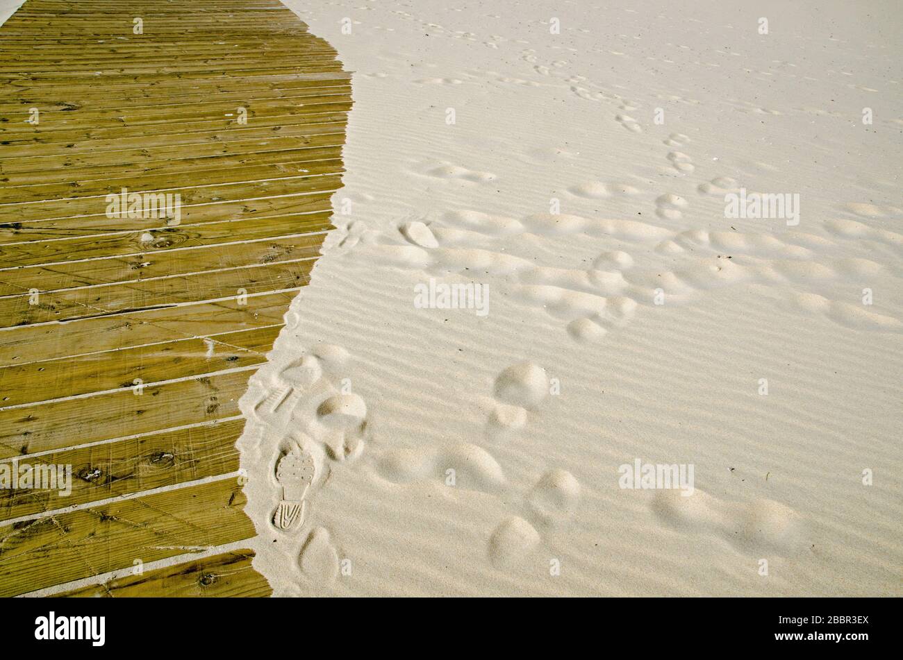 Sandstrände, die auf einem Holzsteg eindringen. Badeort Monte Gordo, Küste der Algarve, Portugal. Stockfoto