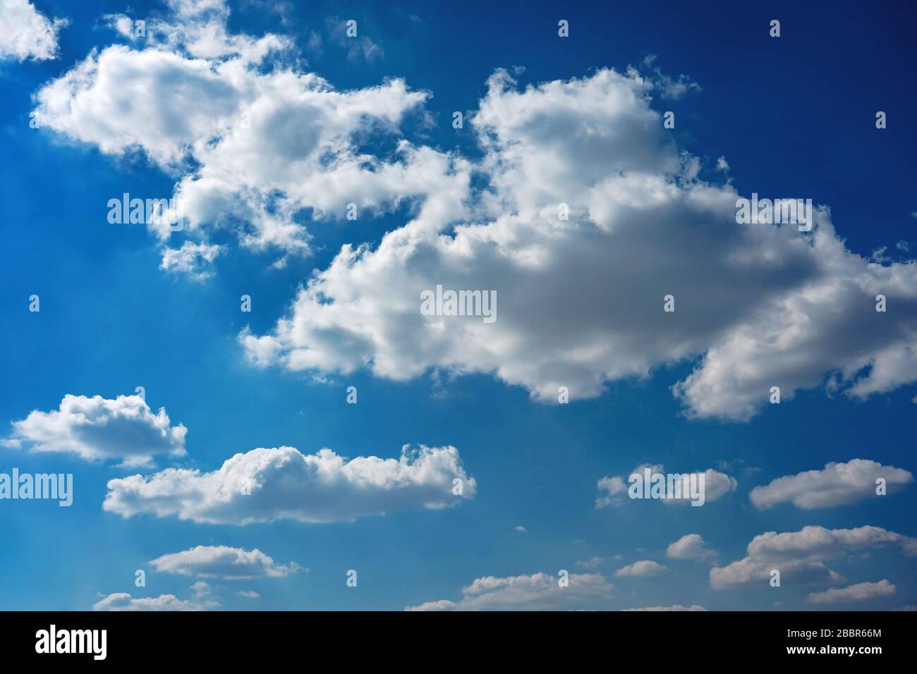 An einem sonnigen Tag wolken sich Cirrocumulus auf dem blauen Hintergrund Stockfoto