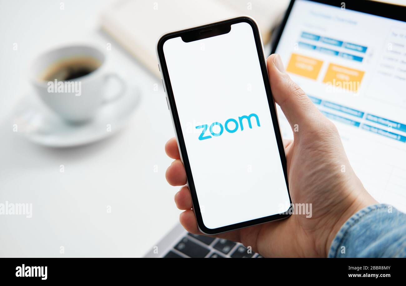 Tjumen, Russland - 25. März 2020: ZOOM Cloud Meetings. Videokonferenzsoftware. Videoanrufe und -Kommunikation Stockfoto