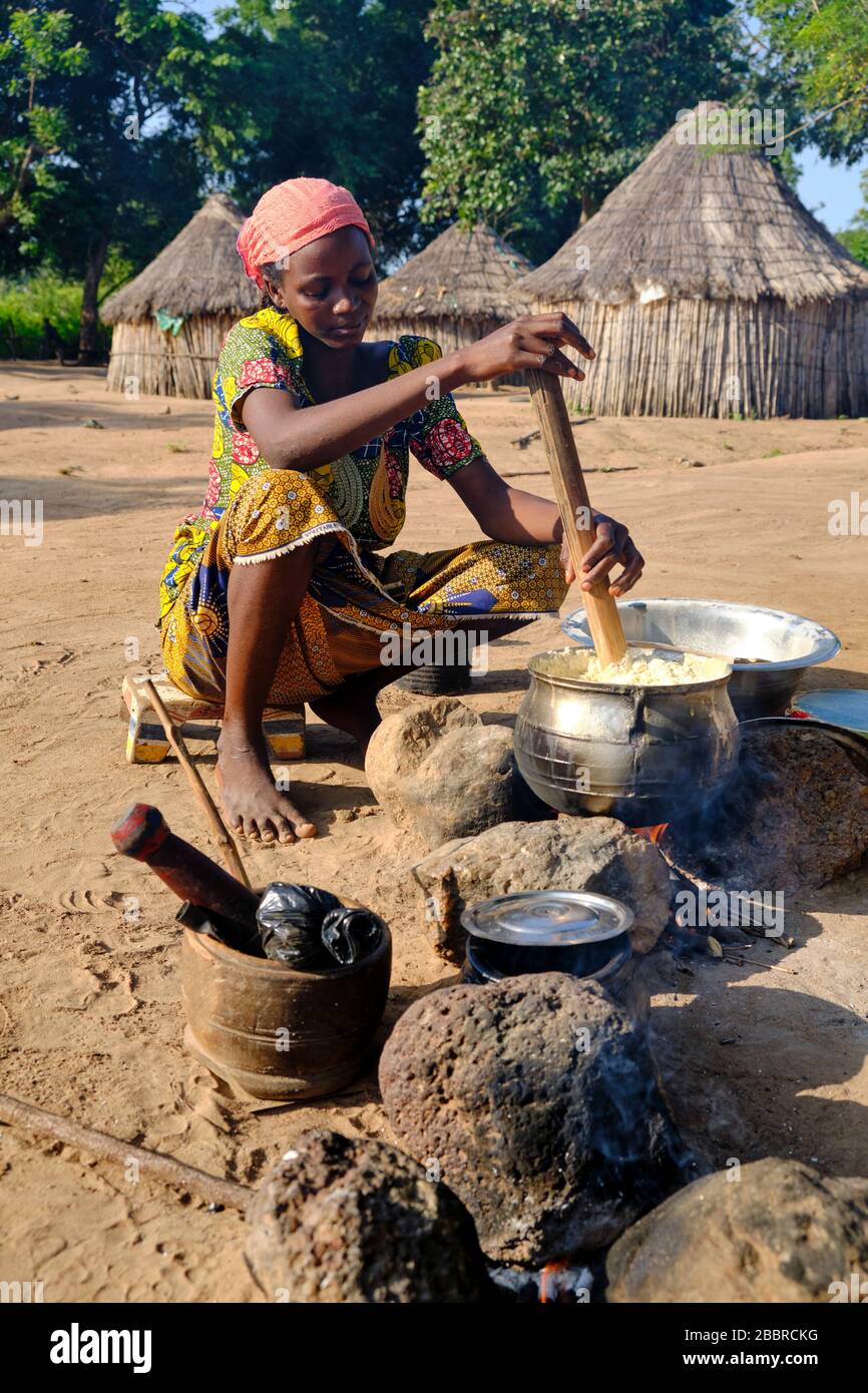 Frau Mbororo kocht eine Grundmahlzeit aus Maismehl. Mbororo kocht in der Regel außerhalb ihrer Hütten. Stockfoto