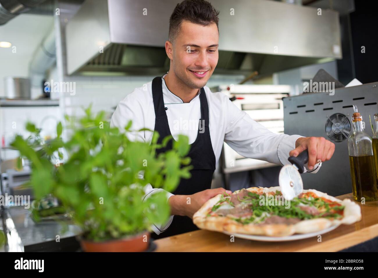 Professioneller Koch in der Industrieküche Stockfoto