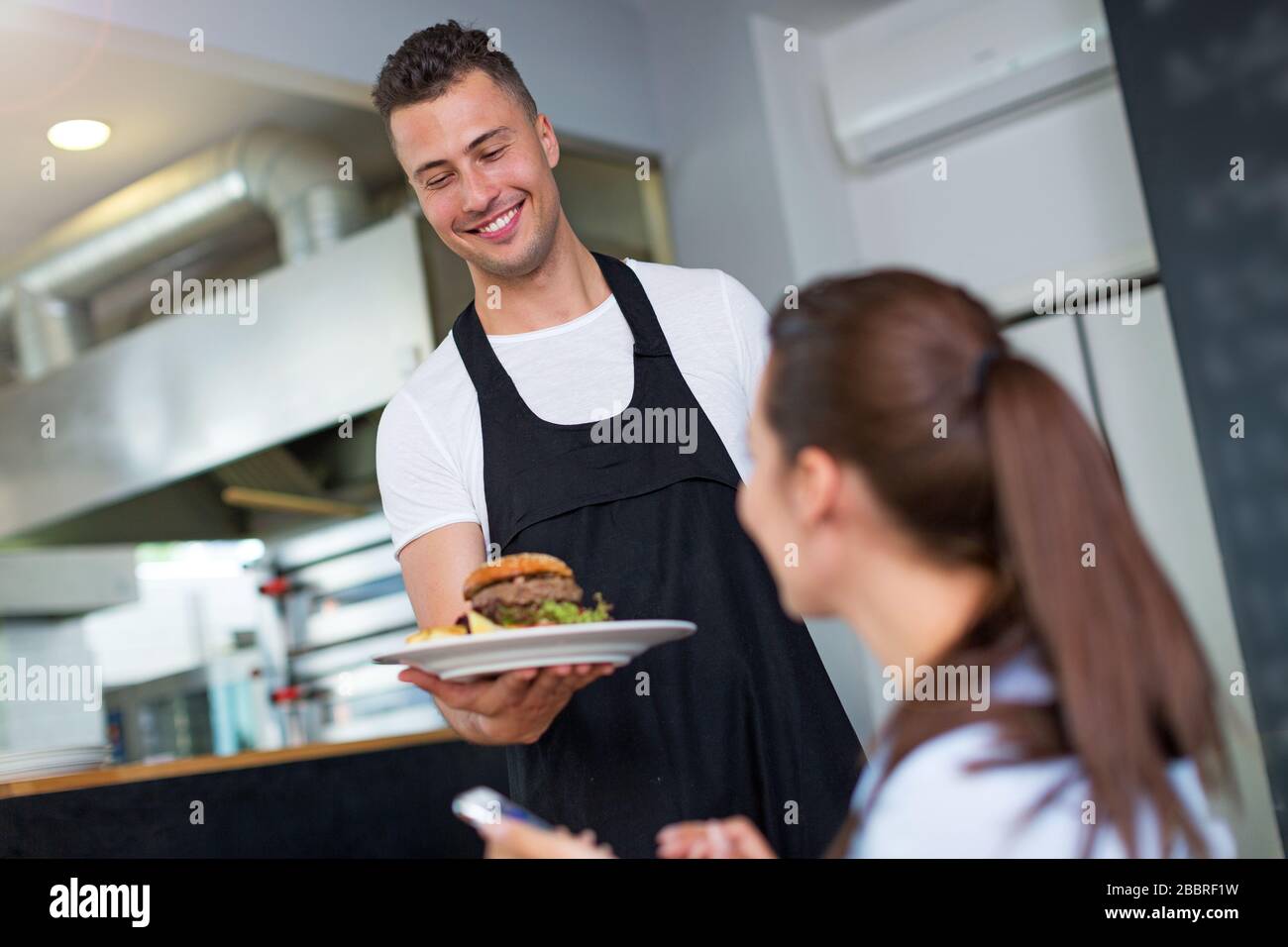 Professioneller Koch in der Industrieküche Stockfoto