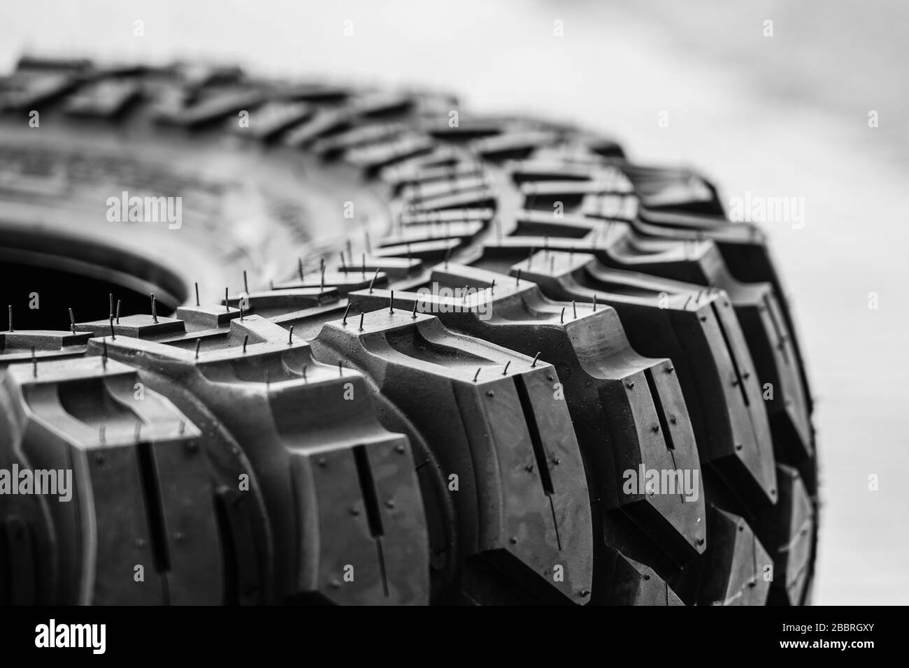 Nahaufnahme der neuen Reifenprofilen aus Schlamm und Gelände Stockfoto
