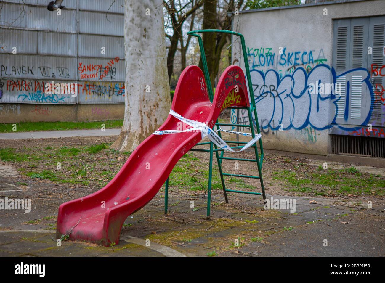 Zagreb, Kroatien - März 2020. Spielplätze geschlossen, Spielverbot während des Covid-19-Pandemie-Virus, Corona-Virus in Europa Stockfoto