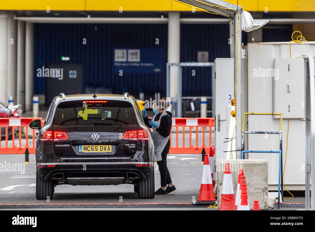 NHS-Mitarbeiter warten in Fahrzeugen auf, um im neu eröffneten Testzentrum auf dem IKEA-Parkplatz in Wembley im Nordwesten Londons, Großbritannien, auf COVID-19 getestet zu werden Stockfoto