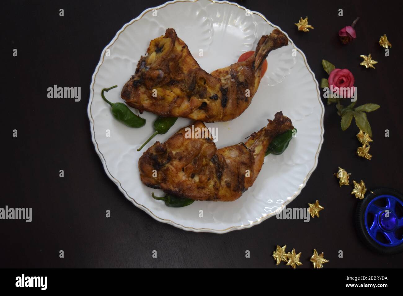 Hausgemachtes Backhuhn Tikka mit Platz zum Hinzufügen von Text Stockfoto