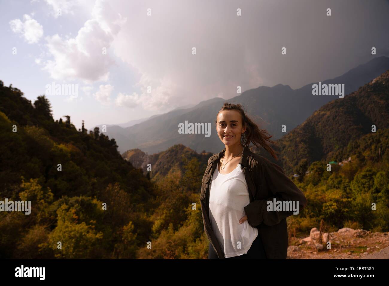 Junge Frau in Indien Dharmasala Berg Stockfoto