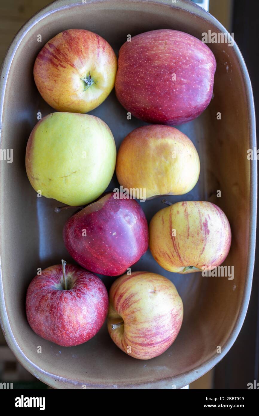 Obst in einer Schüssel; Äpfel Stockfoto