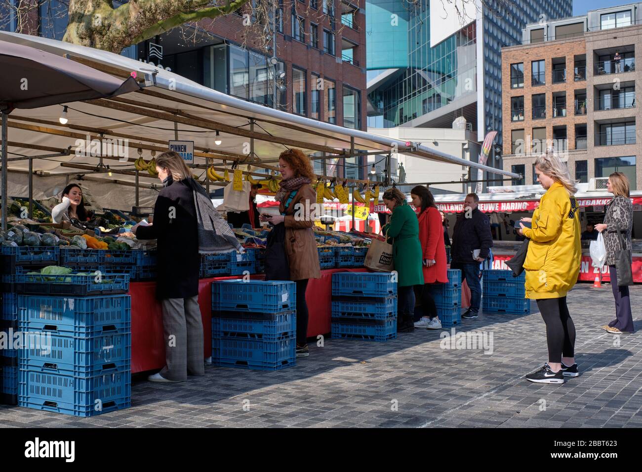 Corona-Krise: Soziale Distanzierung auf dem Lebensmittelmarkt in der Innenstadt von Utrechter, Niederlande Stockfoto