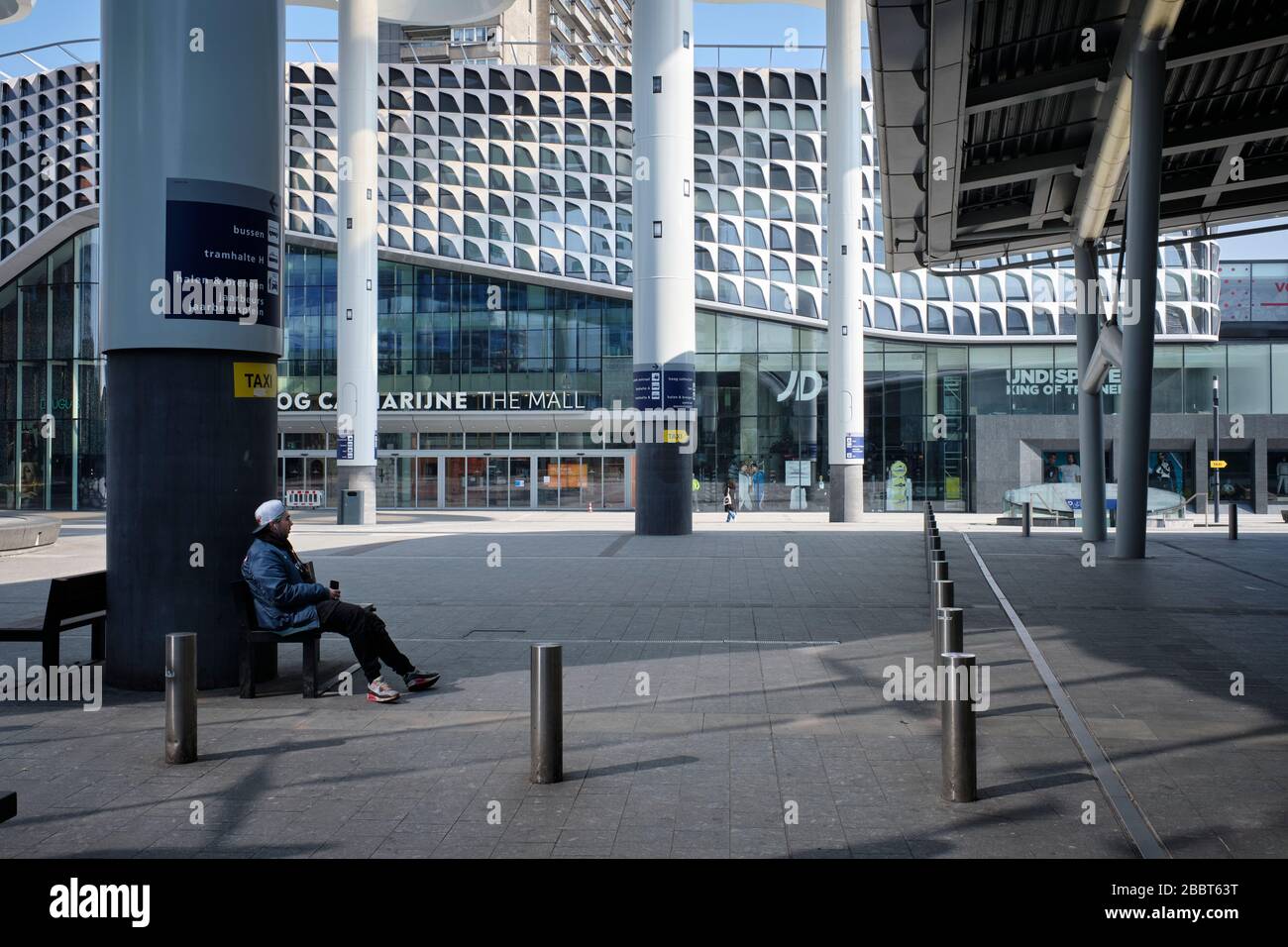 Corona Crisis: Ein fast menschenleerer Central Station Platz mit dem Einkaufszentrum Hoog Catharijne im Zentrum von Utrechter, Niederlande. Stockfoto