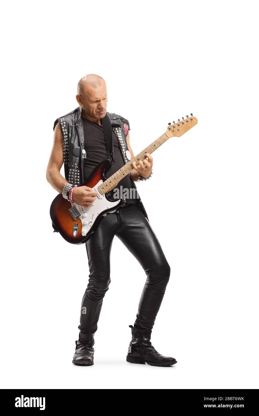 Das Porträt eines Glatzpunks, der eine Gitarre spielt, die auf weißem Hintergrund isoliert ist Stockfoto