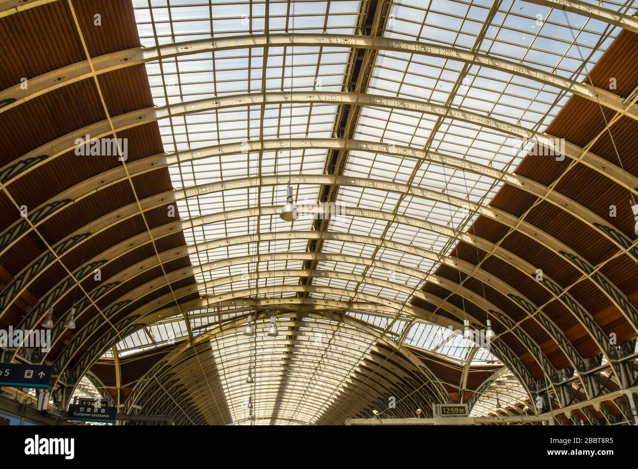 LONDON, ENGLAND - JULI 2018; Weitwinkelansicht des ursprünglichen Stahlgewölbedachdachs des Bahnhofs London Paddington Stockfoto