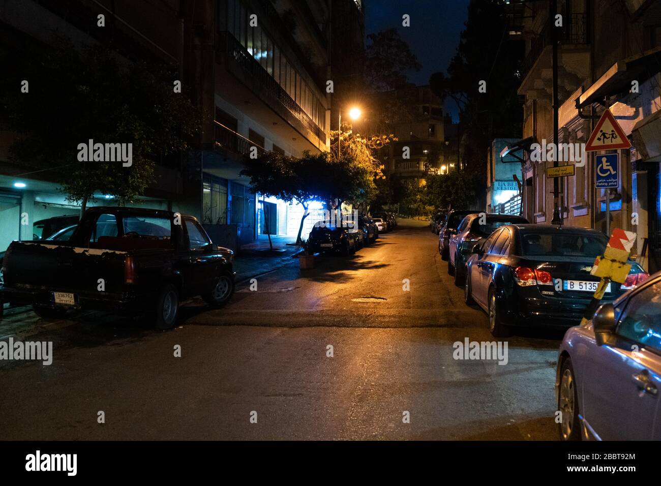 Beirut, Libanon, 1. April 2020. Die erste Stunde der Nachtruhe inmitten der Covid-Pandemie 19. Hassan Chamoun/Alamy Stockfoto