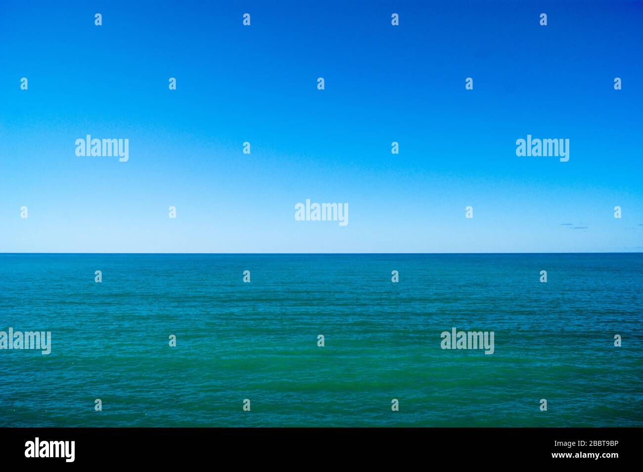 Ruhiges Meer und blauer Himmel, horizontales Foto. Die Horizont-Linie teilt das Foto in die Hälfte Stockfoto