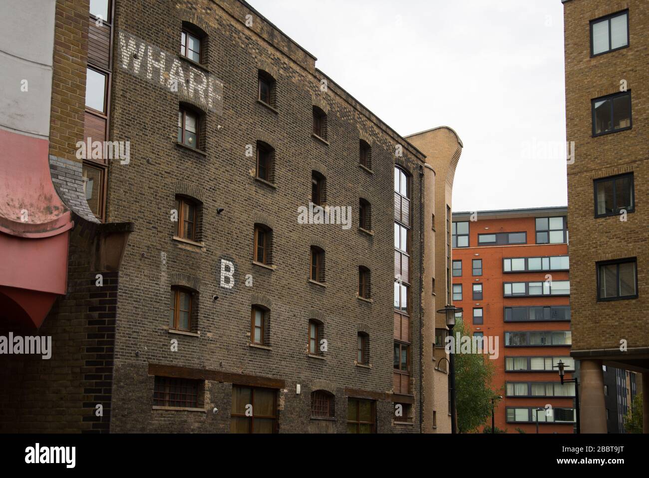 Umgebaute viktorianische Lagerhallen Balkone Windows Riverside River Thames St. Saviors Dock Shad Thames, London, SE1 Stockfoto