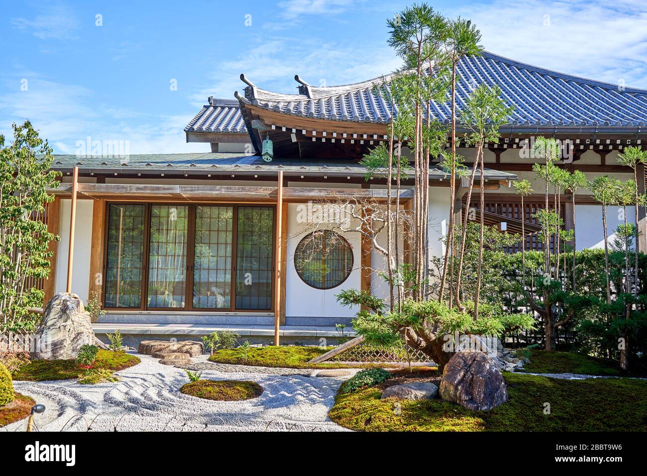 Sehr schönes traditionelles Gebäude mit japanischem Garten Stockfoto