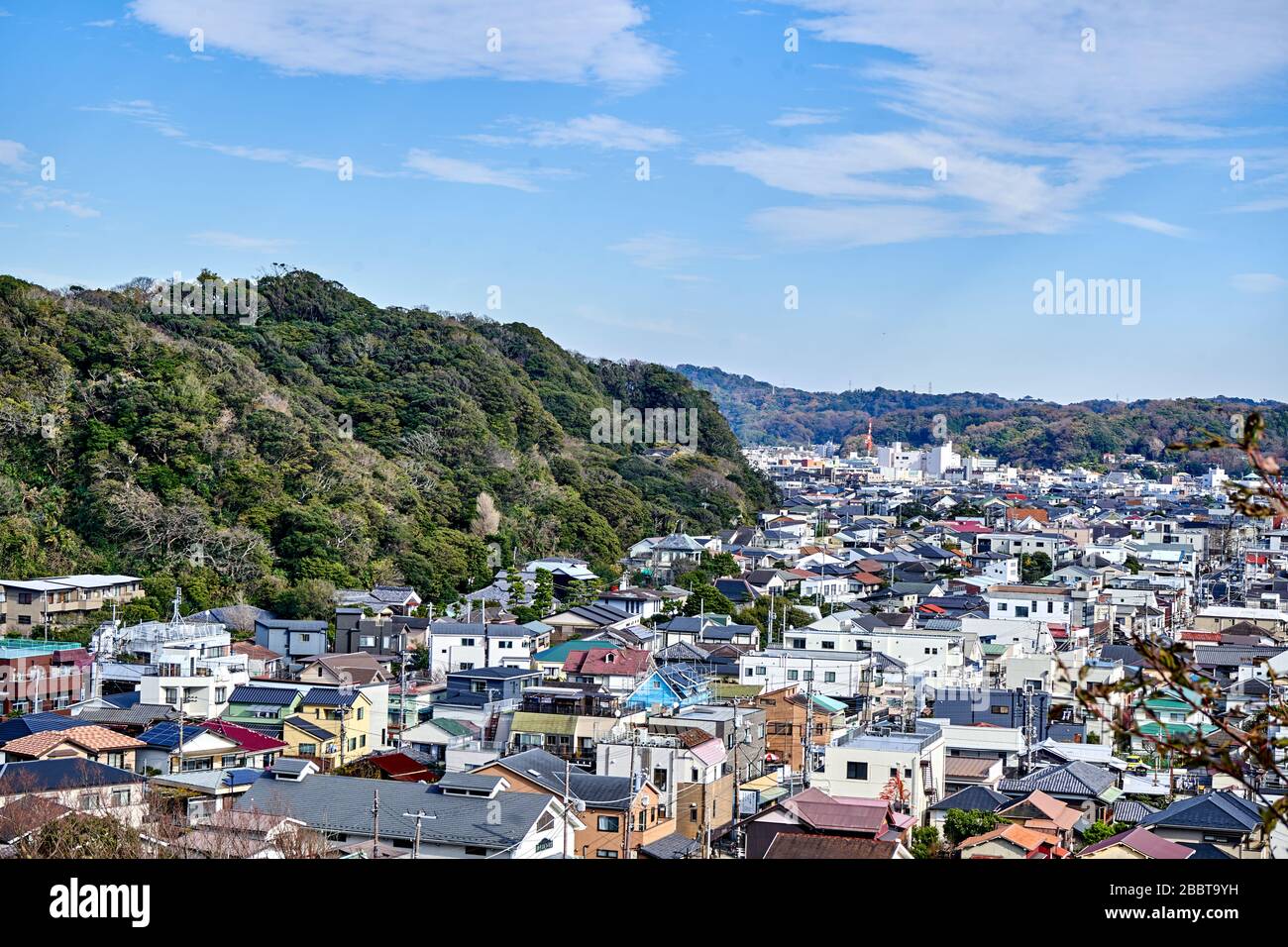 Die Stadt Kamakura von der Spitze des Hügels Stockfoto