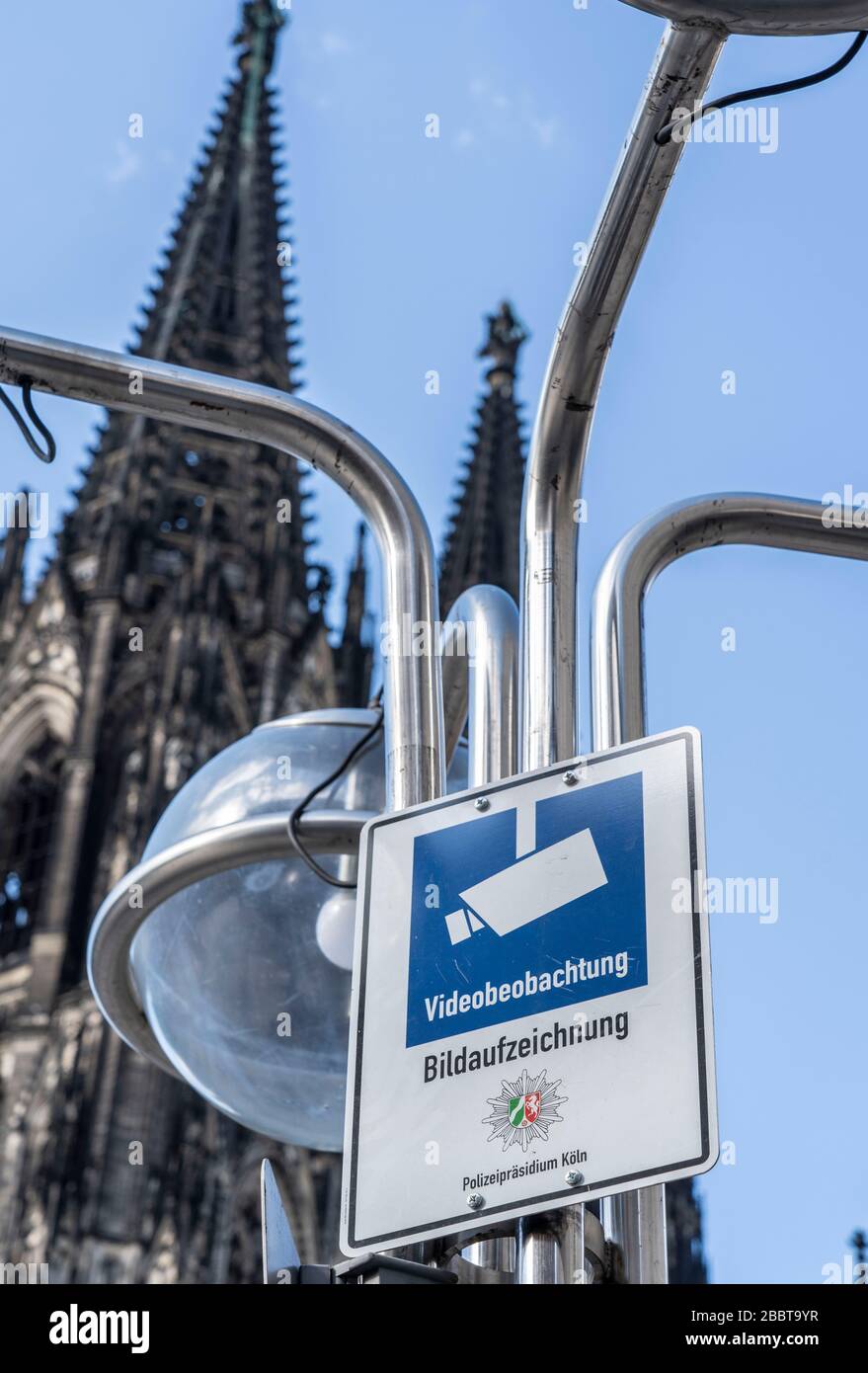 Videoüberwachung durch die Polizei, am Kölner Dom, Schild Köln, Roncalliplatz, Deutschland, Stockfoto