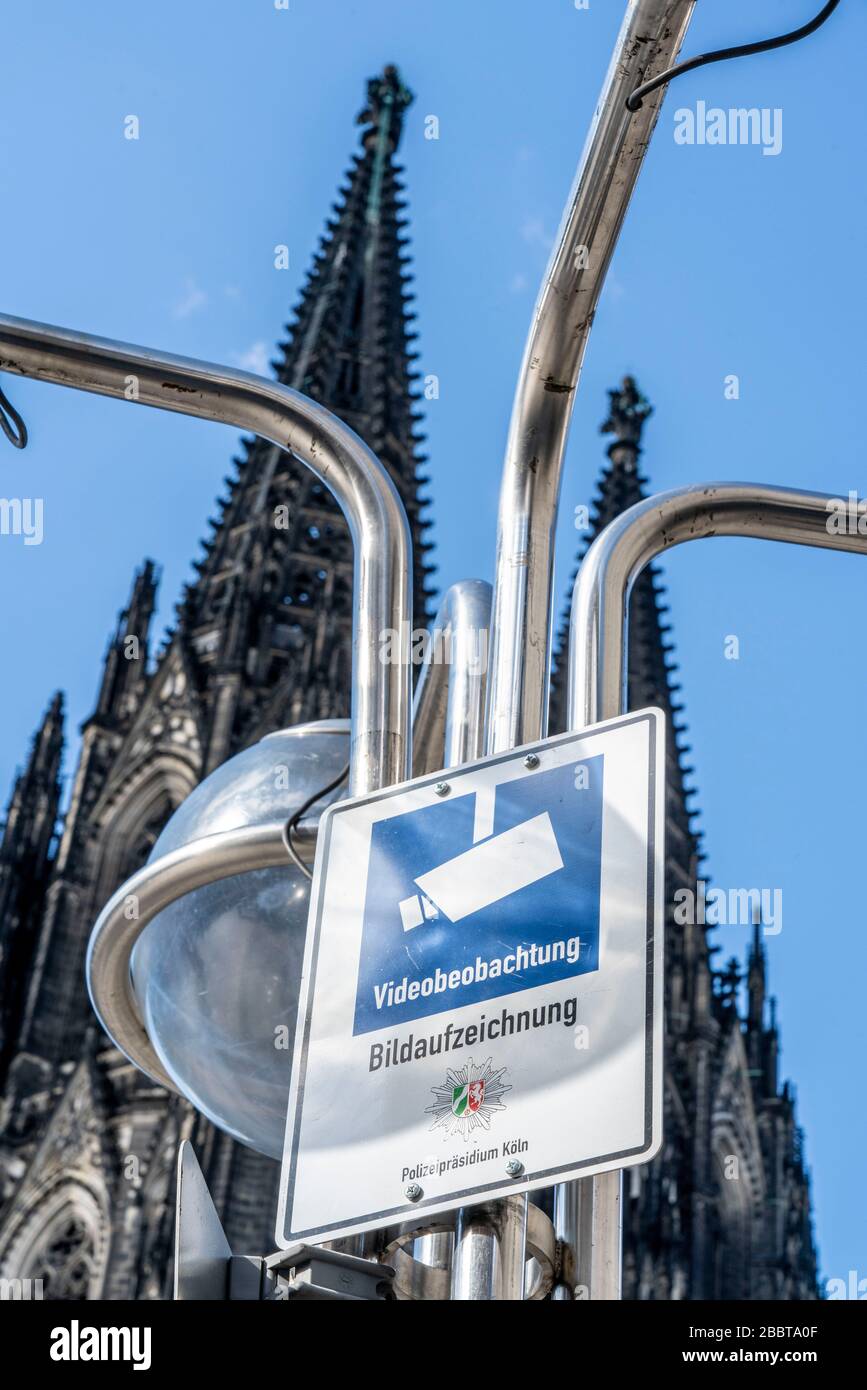 Videoüberwachung durch die Polizei, am Kölner Dom, Schild Köln, Roncalliplatz, Deutschland, Stockfoto