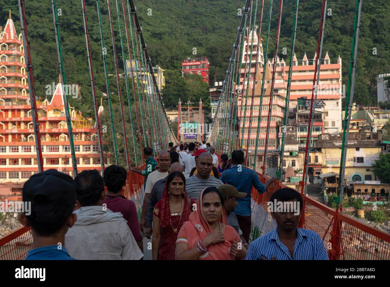 Rishikesh City, Indien, Okt 2018: Blick auf den Ganges Bridge River Stockfoto