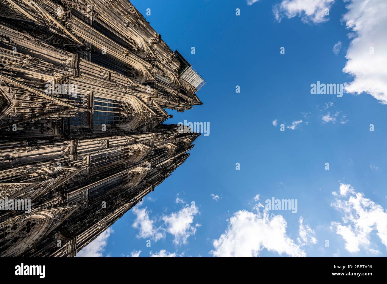 Kölner Dom, Blick auf die Westfaade, auf den Nordturm Arbeitsgerüst mit Steinschlagschutz Köln, Deutschland, Stockfoto