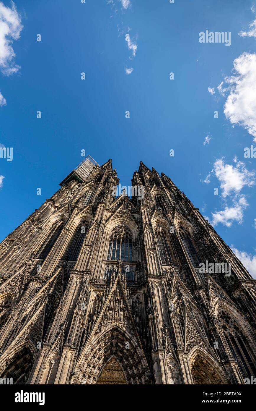 Kölner Dom, Blick auf die Westfaade, auf den Nordturm Arbeitsgerüst mit Steinschlagschutz Köln, Deutschland, Stockfoto