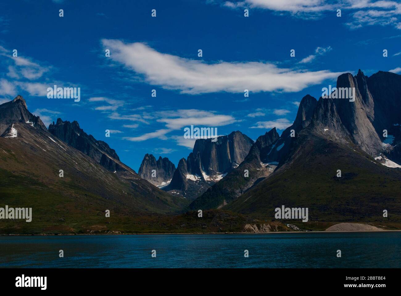 Die Wände von Ulamertorsuq im Tasermjut-Fjord, Grönland. Der Gipfel ist wegen seiner herausfordernden Westseite ein beliebter Berg unter den Kletterern. Stockfoto