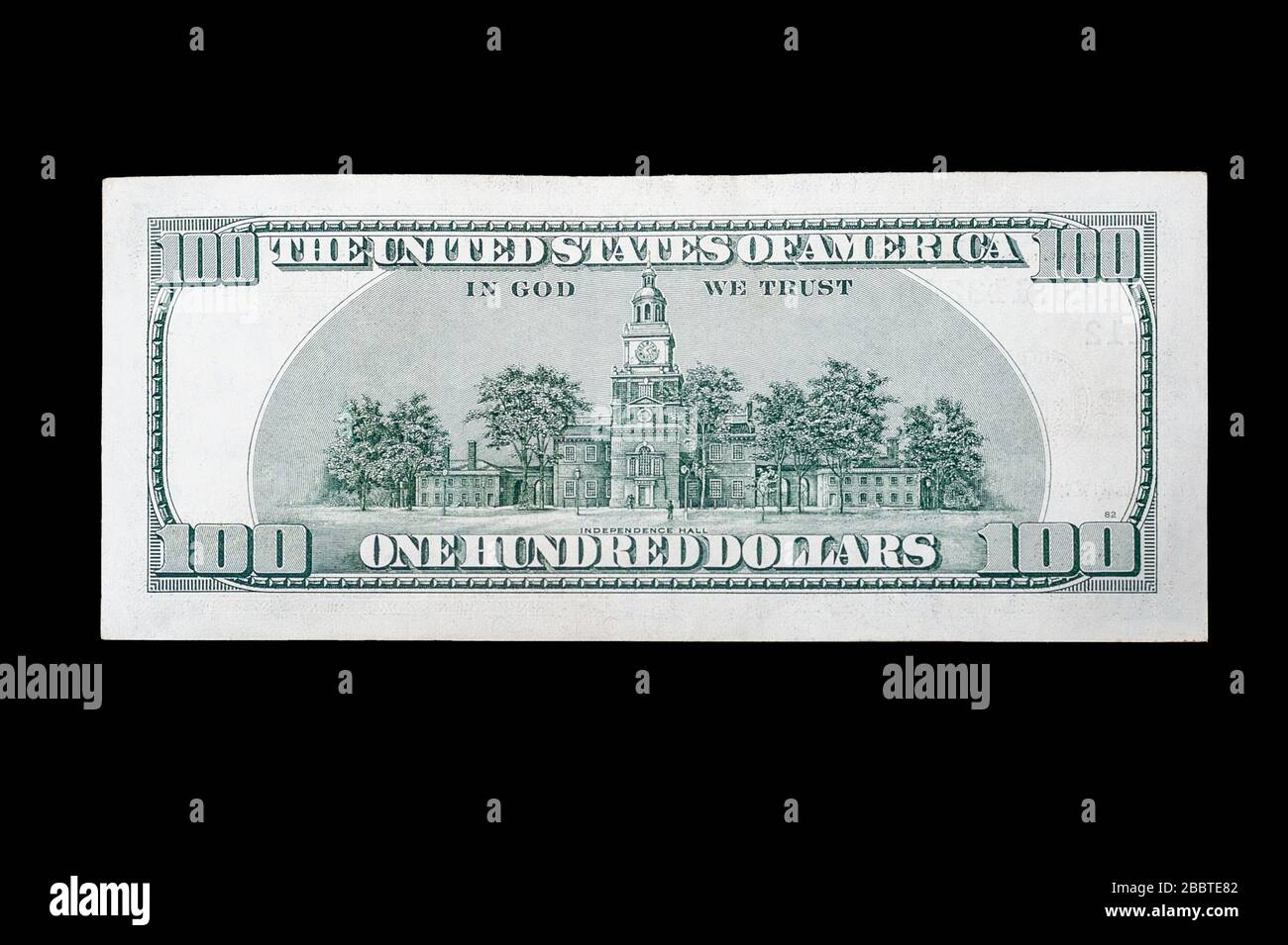 Backside Money usa 100 amerikanische Dollar auf isoliertem schwarzem Hintergrund Stockfoto