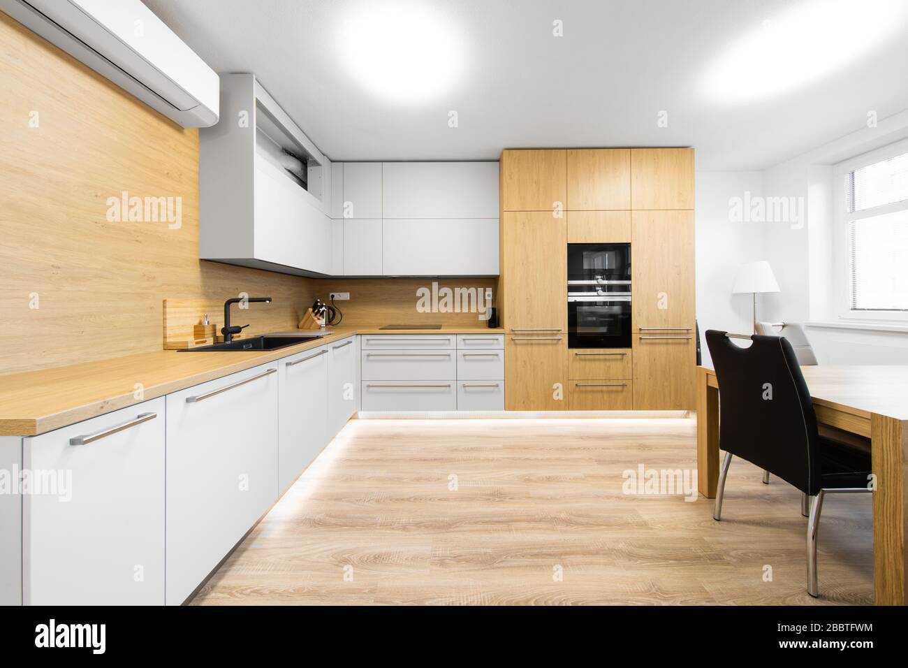 Moderne Küche mit schwarzem Waschbecken und Klimaanlage Stockfotografie -  Alamy