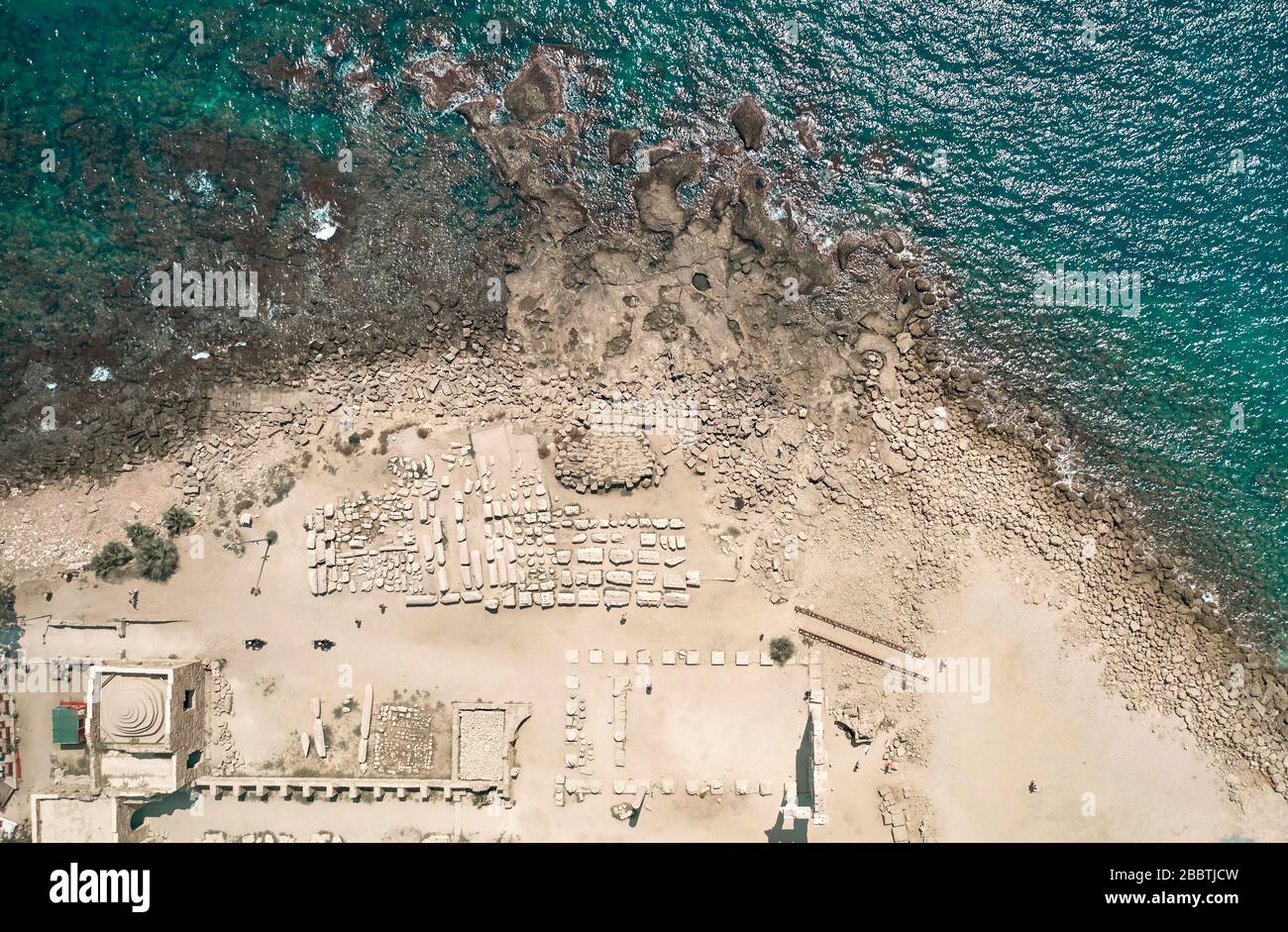 Blick auf die Lagune am Meer in der Nähe des Dorfes Stockfoto