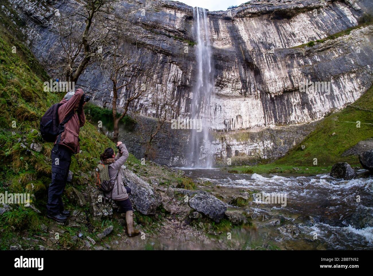 Wasser fließt über Malham Cove. Dezember 2015, nach einer Phase starken Regens, wird Malham Cove vorübergehend zum höchsten frei fallenden Wasserfall Großbritanniens. Die 80 m hohe vertikale Kalkfelsklippe im Herzen des Yorkshire Dales National Park wurde in der letzten Eiszeit gebildet, aber Wasser wurde nicht gesehen, um von seinem Rand in lebendigem Gedächtnis zu kaskadieren (siehe "zusätzliche Informationen") © Ian Wray/Alamy Stockfoto