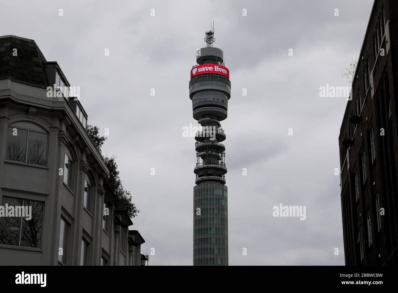 London, Großbritannien. April 2020. Der BT Tower zeigt am 1. April 2020 in London, Großbritannien, die Meldung "Leben speichern" an. Nach Angaben des Gesundheitsministeriums und der Sozialfürsorge erreichte die Anzahl der bestätigten COVID-19-Fälle in Großbritannien am Mittwochmorgen 29.474, was einem Anstieg von 4.324 in 24 Stunden entspricht. Kredit: Tim Ireland/Xinhua/Alamy Live News Stockfoto