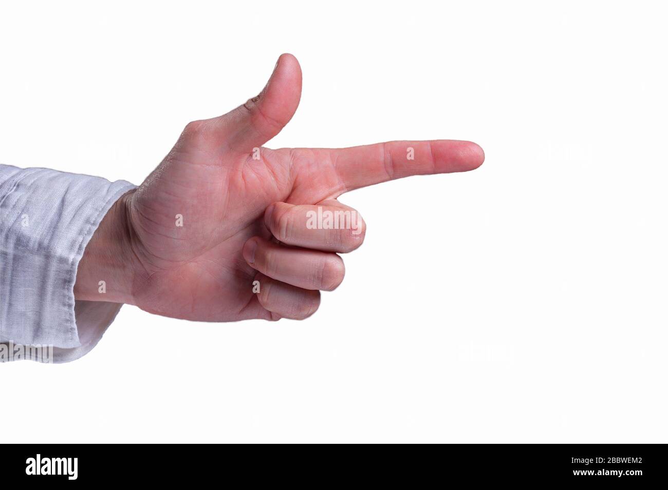 Die Hand eines Mannes in einem weißen Hemd zeigt den fingergewehrten Seufzer auf isoliertem weißem Hintergrund Stockfoto