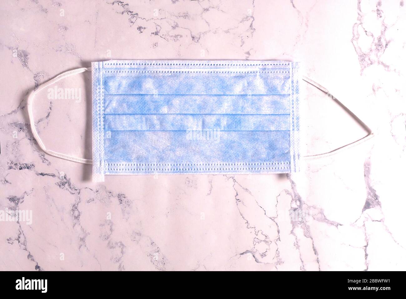 Coronavirus - Covid19 Turquoise Medical Mask. Gesichtsmaskenschutz vor Verschmutzung, Viren, Grippe und Coronavirus. Gesundheitswesen und chirurgisches Konzept. St Stockfoto