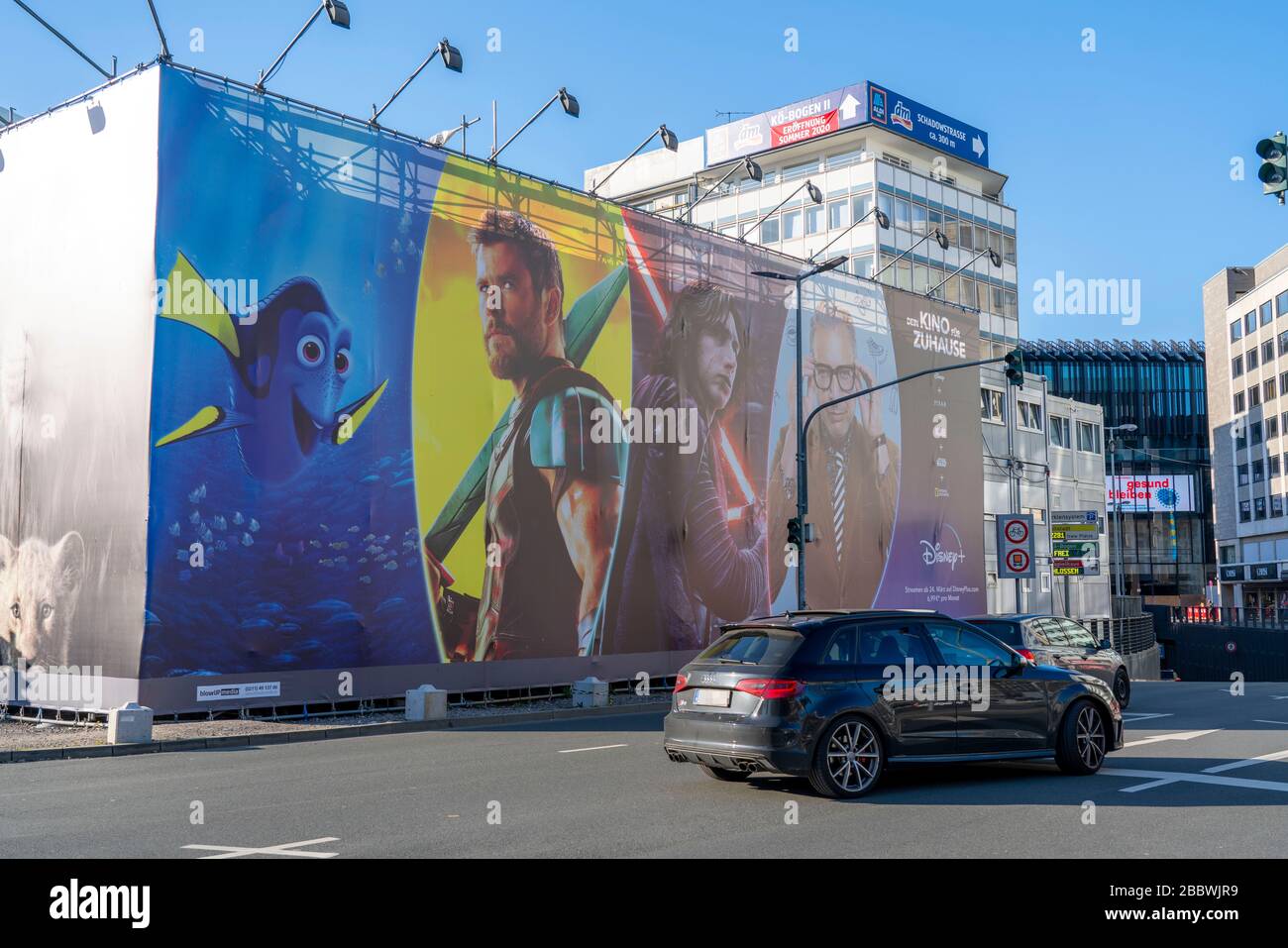 Werbung, großes Plakat, für den neuen Streaming-Service Disney Plus, in DŸsseldorf, Deutschland Stockfoto