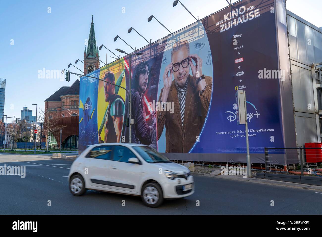 Werbung, großes Plakat, für den neuen Streaming-Service Disney Plus, in DŸsseldorf, Deutschland Stockfoto