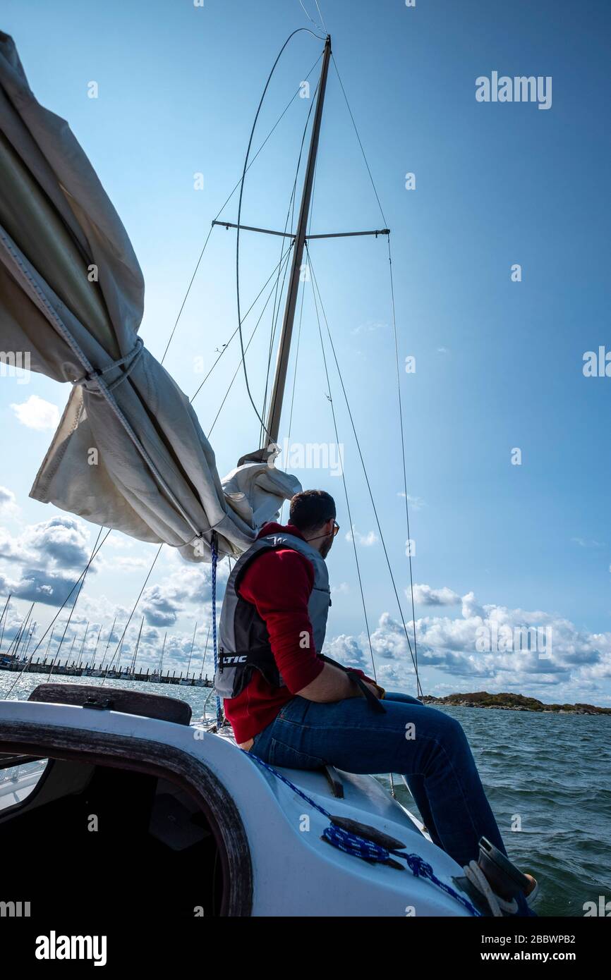 SAILOR macht eine Einzelfahrt mit einem Segelboot Stockfoto