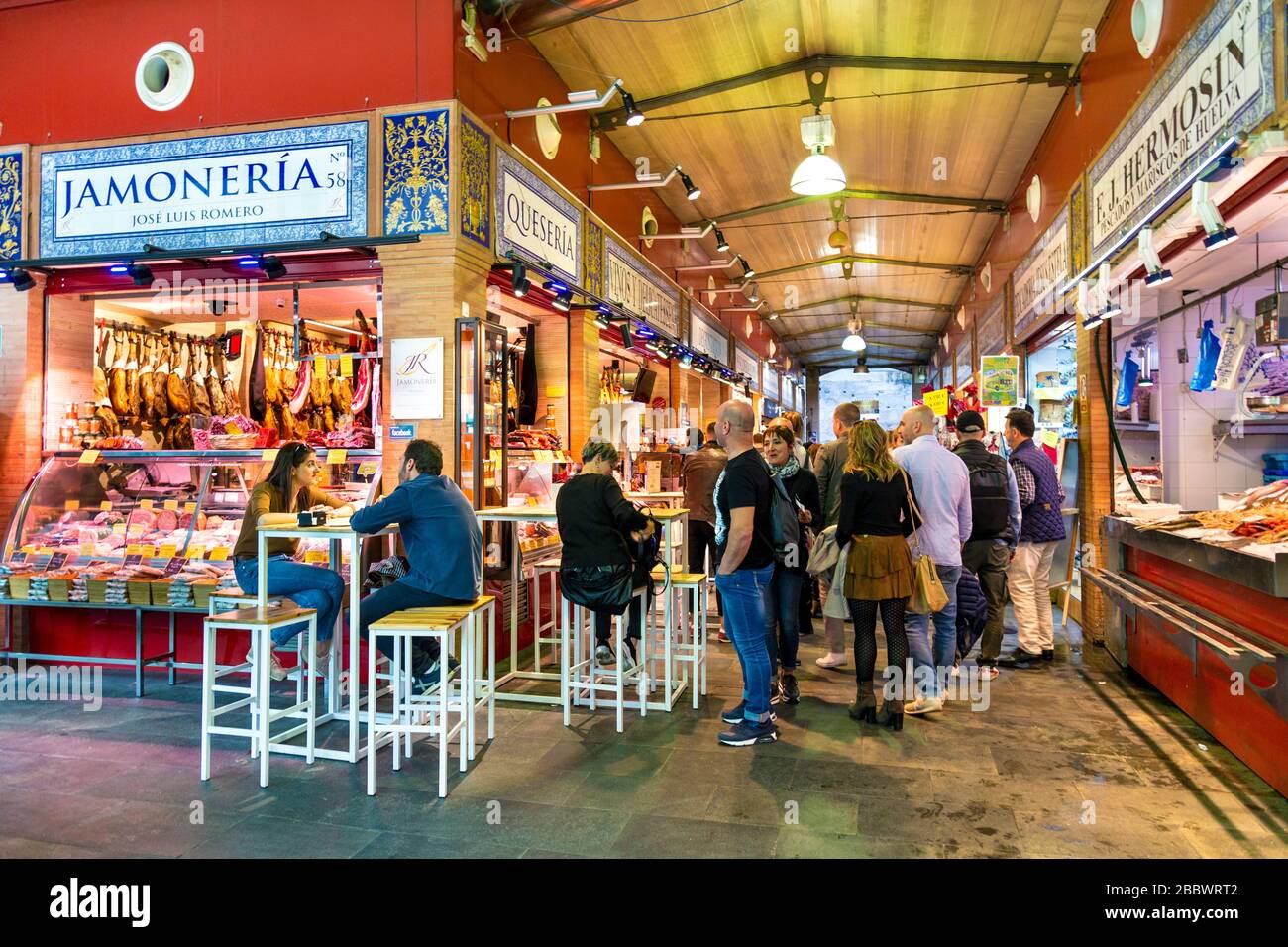DELI-Stände mit Fleisch und Käse und Tapas auf dem Triana-Markt (Mercado de Triana), Sevilla, Andalusien, Spanien Stockfoto