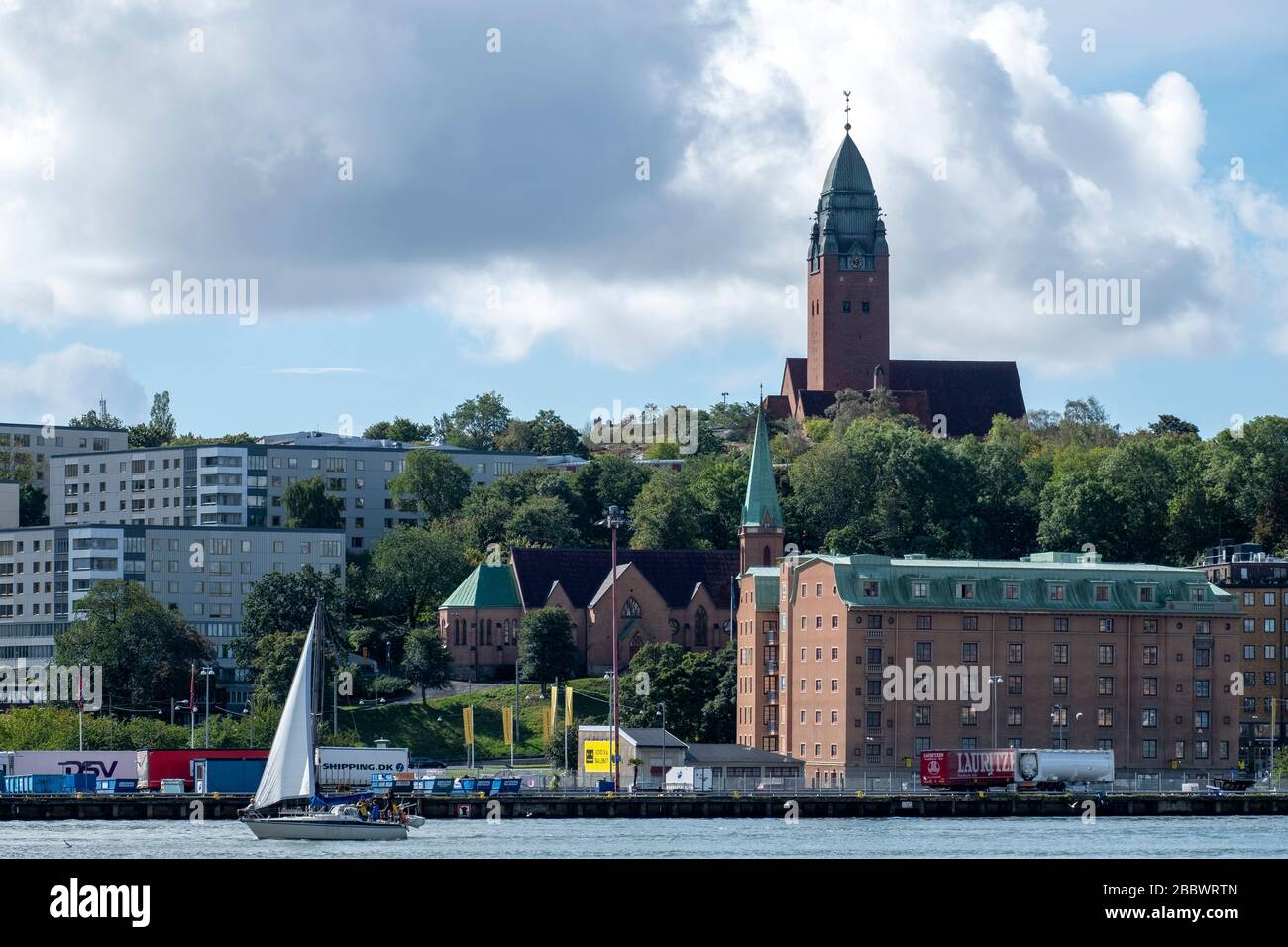 Boot, das an der Skyline von Gothenburg vorbeisegelt, mit der Masshugg-Kirche und der St.-St.-Johannesburg-Kirche in Gothenburg, Schweden, Europa Stockfoto