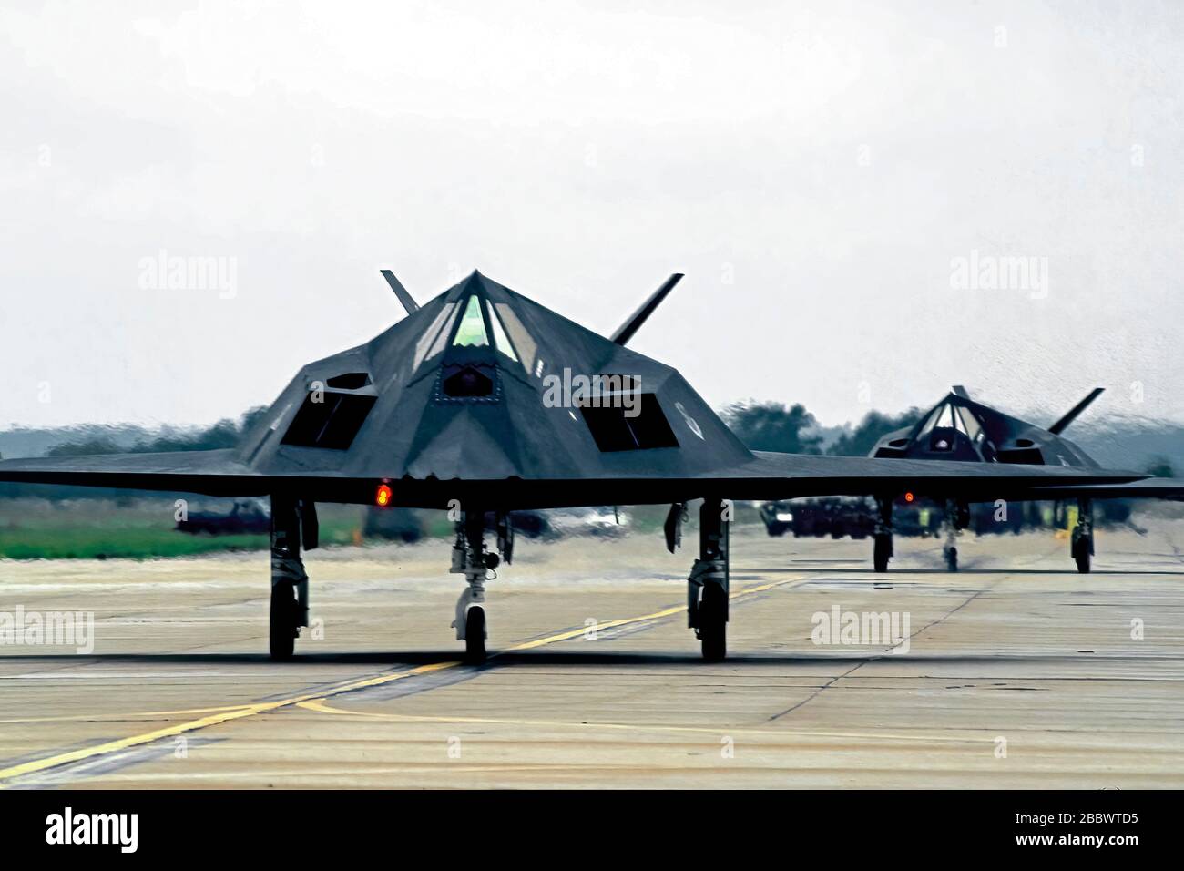 Newport News, Virginia, USA, 3. Dezember 1990 Lockheed F-117 Nighthawk Stealth-Kämpfer landen auf der Startbahn auf der Langley Air Force Base, bevor sie im Rahmen der Operation Desert Storm zum Einsatz auf dem King Khalid International Airport Saudi-Arabien aufsteigen. Stockfoto
