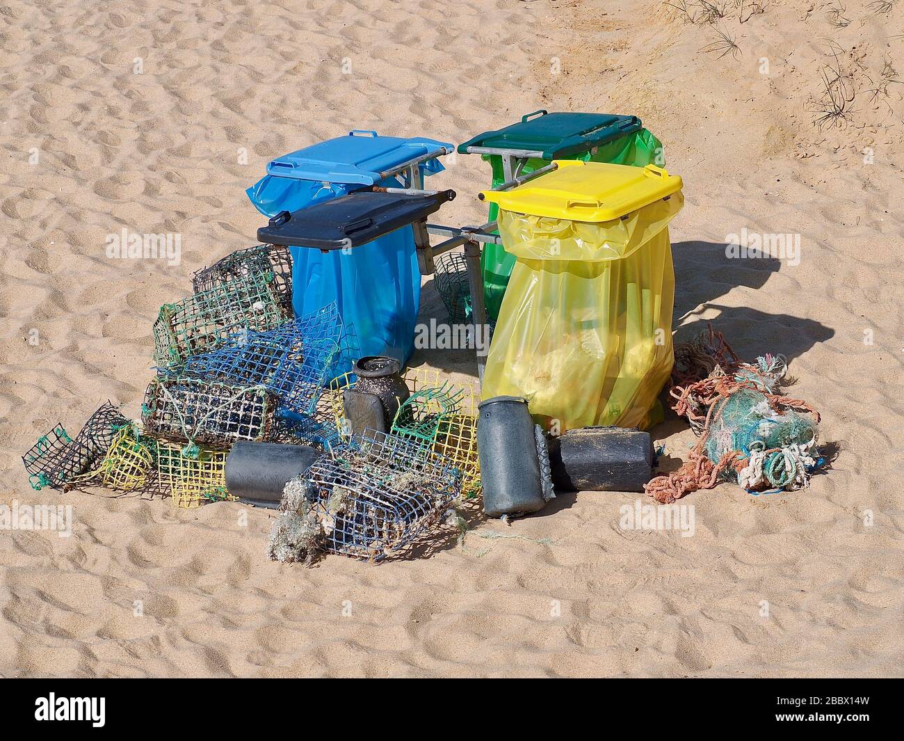 Abfalltrennung an einem Strand mit Fischfallen Stockfoto