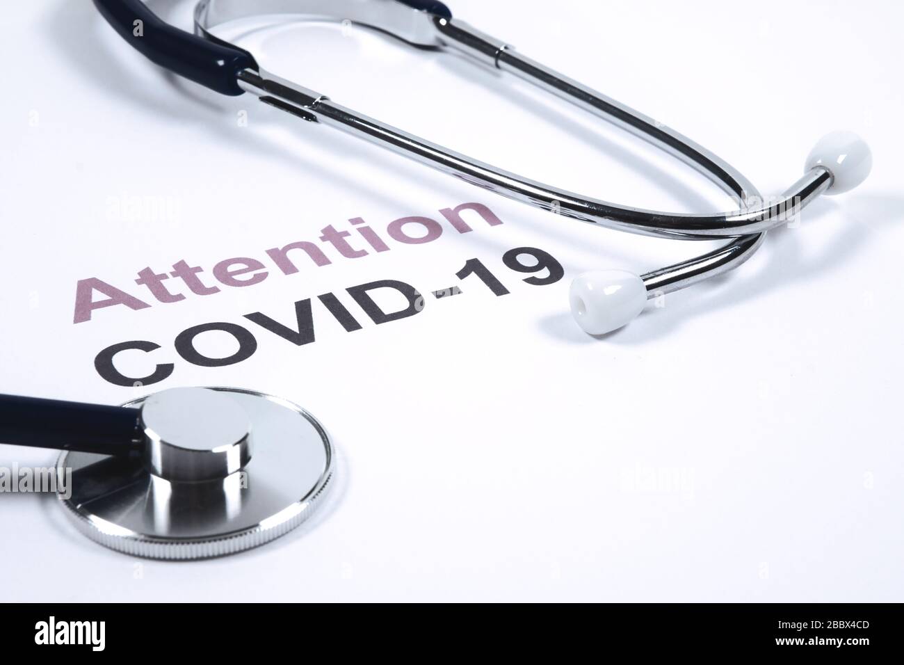 Achtung COVID-19-Text. Idee der Quarantäne für neuartige Coronavirus- oder COVID-19-Pandemie Stockfoto
