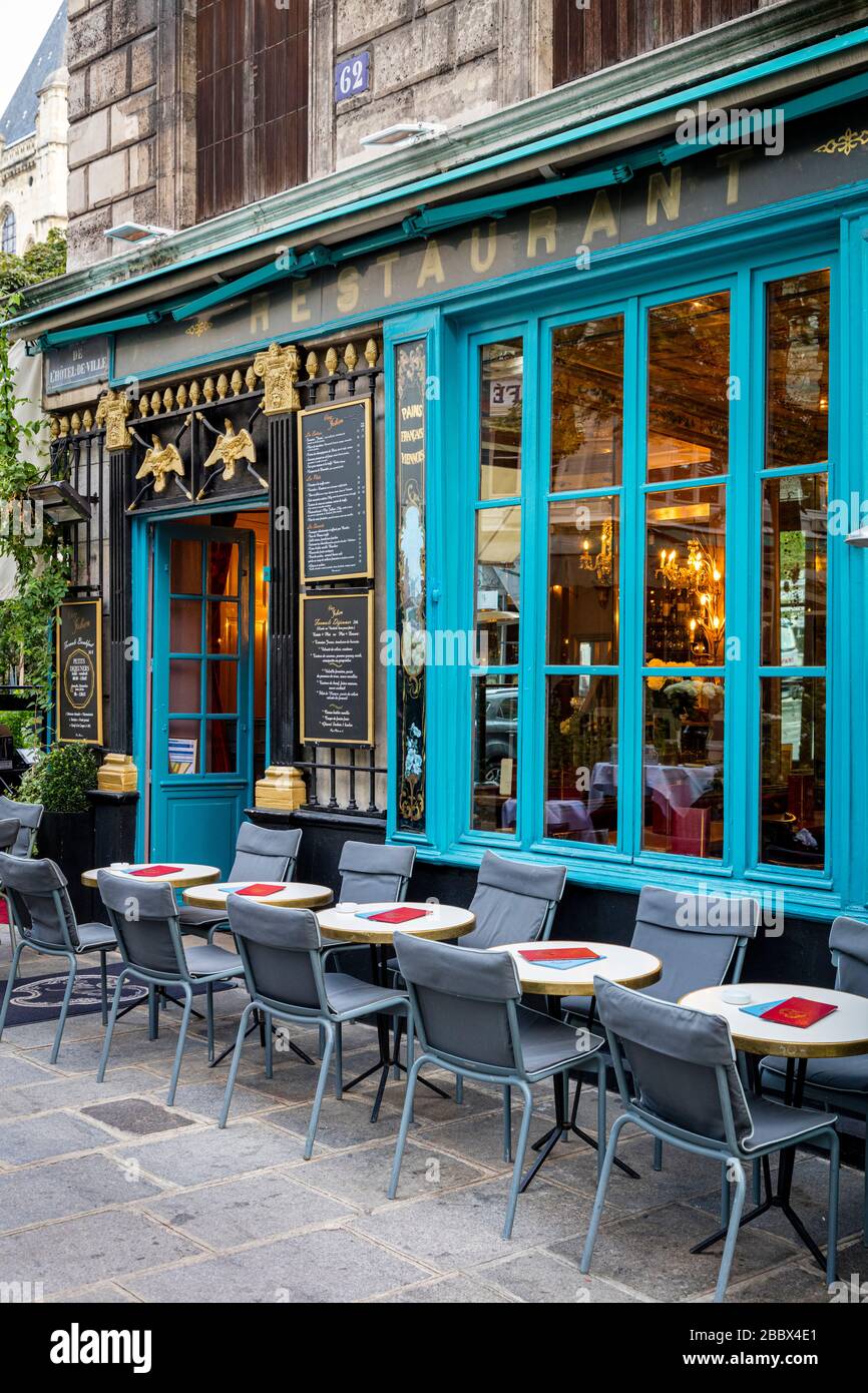 Sitzgelegenheiten im Freien in Chez Julien im Marais, 4. Bezirk, Paris, Frankreich Stockfoto