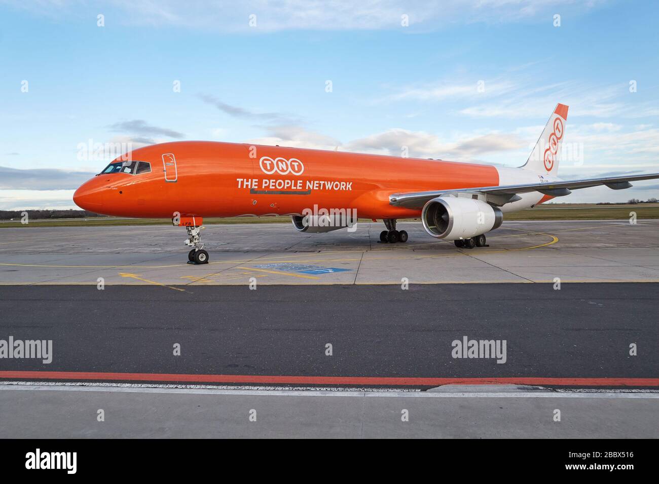 Cargo airliner auf dem Boden Stockfoto