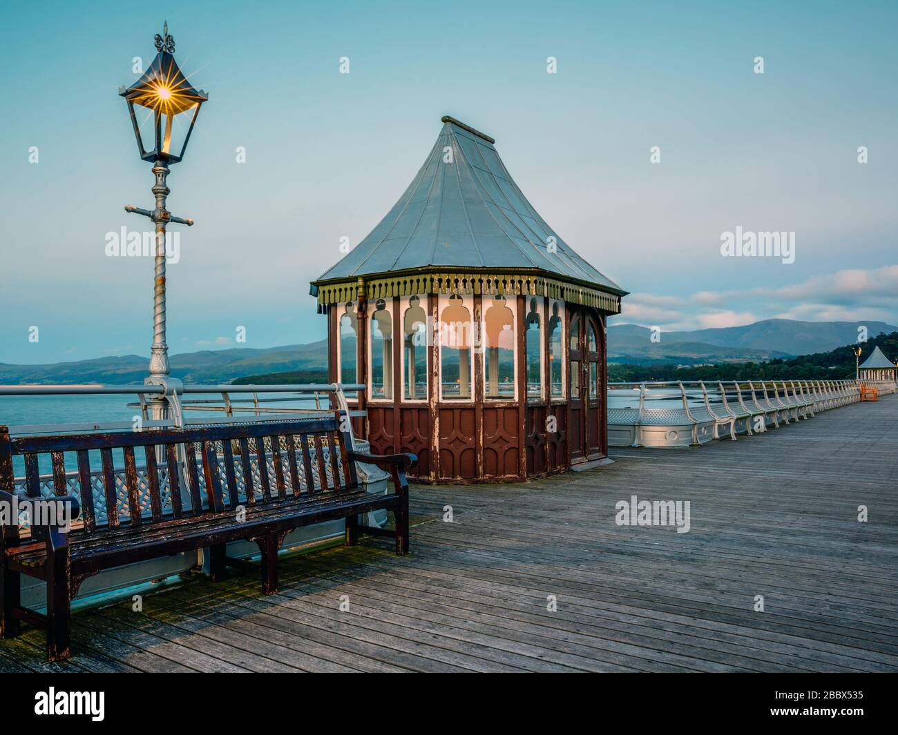 Die Nacht fällt am Bangor Garth Pier, einem denkmalgeschützten Bauwerk der Kategorie II, an der Menai Strait in Bangor Gwynedd North Wales UK Stockfoto